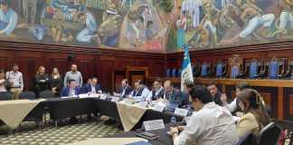 Los integrantes de la comisión de Economía discuten las iniciativas de ley para evitar que trabajadores con salario mínimo paguen ISR. Foto: La Hora