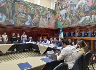 Los integrantes de la comisión de Economía discuten las iniciativas de ley para evitar que trabajadores con salario mínimo paguen ISR. Foto: La Hora