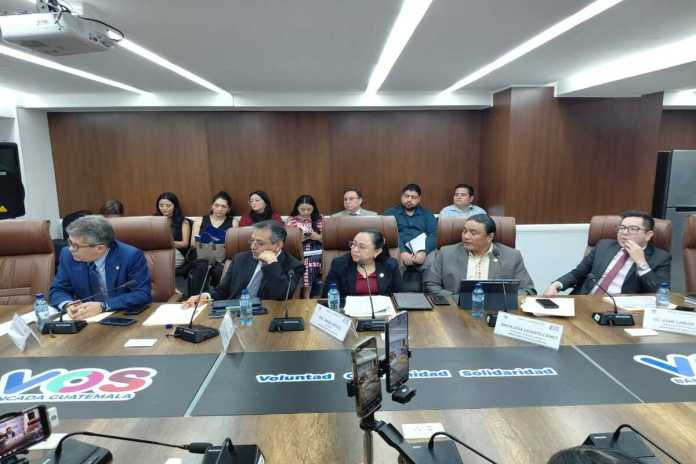 El ministro de Salud, Joaquín Barnoya, explica la finalización de la brigada de médicos cubanos. Foto: La Hora