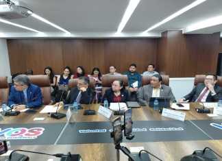 El ministro de Salud, Joaquín Barnoya, explica la finalización de la brigada de médicos cubanos. Foto: La Hora