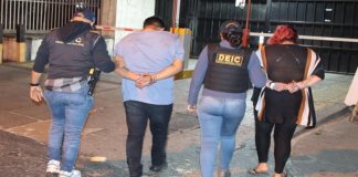 La PNC sorprende a presuntos secuestradores cuando llevaban a una mujer en un taxi en la zona 11 capitalina. Foto: PNC