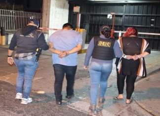 La PNC sorprende a presuntos secuestradores cuando llevaban a una mujer en un taxi en la zona 11 capitalina. Foto: PNC