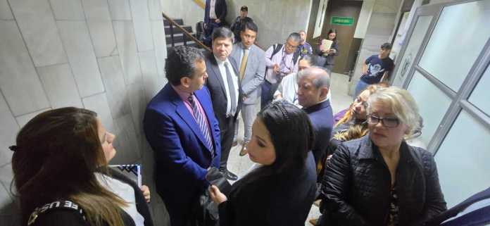 El juez Mario Hichos aplazó un día más la audiencia para dar a conocer su resolución sobre la petición realizada por magistrados del TSE. Foto La Hora: Sergio Osegueda