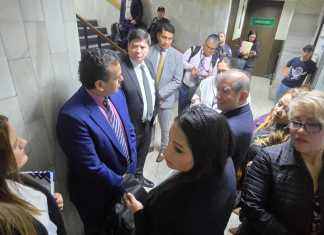 El juez Mario Hichos aplazó un día más la audiencia para dar a conocer su resolución sobre la petición realizada por magistrados del TSE. Foto La Hora: Sergio Osegueda