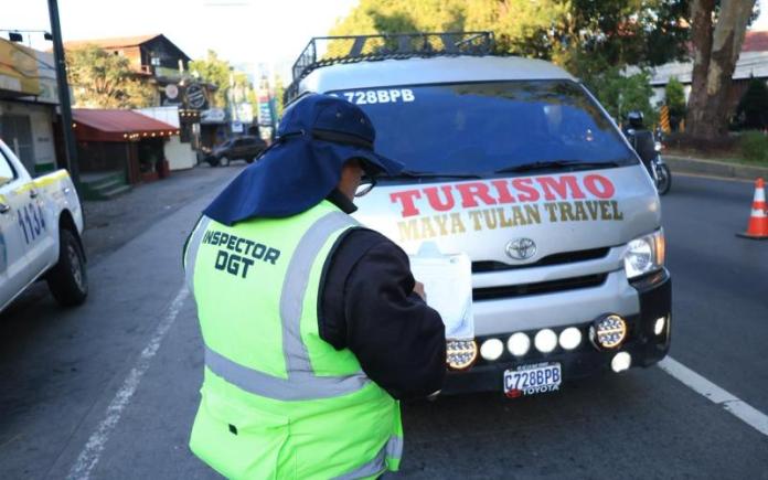 Transportistas de turismo podrán circular con código QR durante renovación de licencia. Foto La Hora: DGT