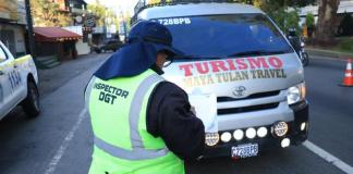 Transportistas de turismo podrán circular con código QR durante renovación de licencia. Foto La Hora: DGT