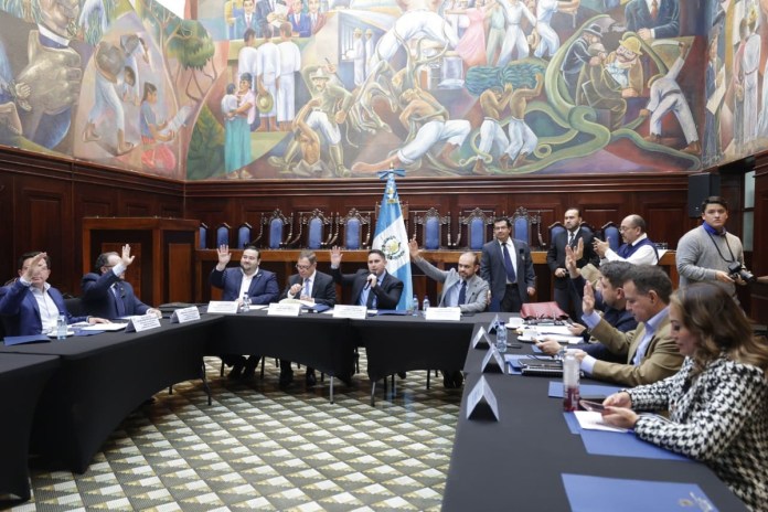Los diputados de la comisión de Economía discuten el dictamen a la iniciativa de ley contra la usura y cobro de intereses en préstamos. Foto: Congreso de la República