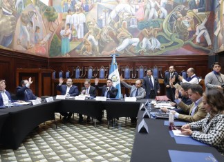 Los diputados de la comisión de Economía discuten el dictamen a la iniciativa de ley contra la usura y cobro de intereses en préstamos. Foto: Congreso de la República