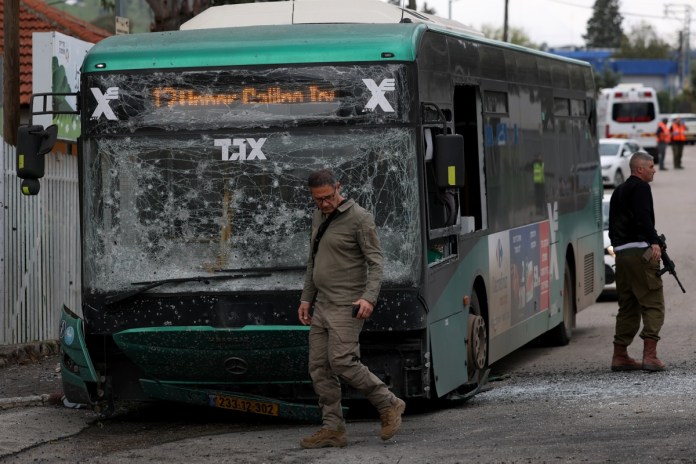 Daños causados por un misil de Hezbollah en ataques contra Israel en la ciudad Kiryat Shmona. Foto La Hora: EFE