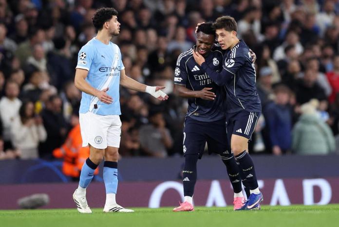 El jugador brasileño del Real Madrid Vinicius Junior (C) celebra con Arda Güler un gol durante el partido de vuelta de octavos de la UEFA Champions League que han jugado Manchester City y Real Madrid en Manchester, Reino Unido. EFE/EPA/ADAM VAUGHAN
