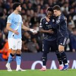 El jugador brasileño del Real Madrid Vinicius Junior (C) celebra con Arda Güler un gol durante el partido de vuelta de octavos de la UEFA Champions League que han jugado Manchester City y Real Madrid en Manchester, Reino Unido. EFE/EPA/ADAM VAUGHAN