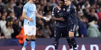 El jugador brasileño del Real Madrid Vinicius Junior (C) celebra con Arda Güler un gol durante el partido de vuelta de octavos de la UEFA Champions League que han jugado Manchester City y Real Madrid en Manchester, Reino Unido. EFE/EPA/ADAM VAUGHAN