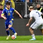 Esmir Bajraktarevic (i), de Bosnia-Herzegovina, en acción frente al italiano Federico Dimarco en el partido disputado este martes en Zenica (Bosnia), correspondiente a la repesca europea para el Mundial 2026. Foto La Hora: EFE