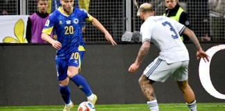 Esmir Bajraktarevic (i), de Bosnia-Herzegovina, en acción frente al italiano Federico Dimarco en el partido disputado este martes en Zenica (Bosnia), correspondiente a la repesca europea para el Mundial 2026. Foto La Hora: EFE