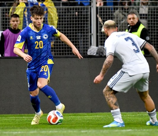 Esmir Bajraktarevic (i), de Bosnia-Herzegovina, en acción frente al italiano Federico Dimarco en el partido disputado este martes en Zenica (Bosnia), correspondiente a la repesca europea para el Mundial 2026. Foto La Hora: EFE