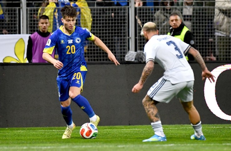 Esmir Bajraktarevic (i), de Bosnia-Herzegovina, en acción frente al italiano Federico Dimarco en el partido disputado este martes en Zenica (Bosnia), correspondiente a la repesca europea para el Mundial 2026. Foto La Hora: EFE