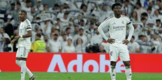 El centrocampista francés del Real Madrid, Aurélien Tchouaméni, tras encajar el primer gol durante el encuentro correspondiente a la jornada 26 de Laliga EA Sports que disputan en el estadio Santiago Bernabéu, en Madrid. Foto La Hora: EFE