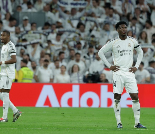El centrocampista francés del Real Madrid, Aurélien Tchouaméni, tras encajar el primer gol durante el encuentro correspondiente a la jornada 26 de Laliga EA Sports que disputan en el estadio Santiago Bernabéu, en Madrid. Foto La Hora: EFE