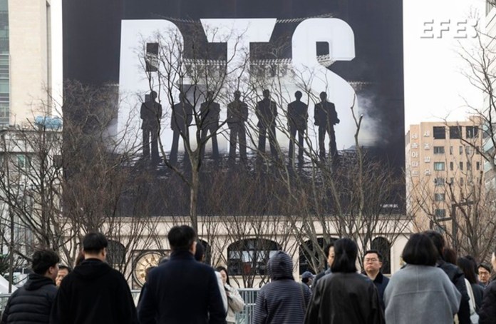 Varias personas caminan cerca del escenario principal para presenciar un concierto gratuito del grupo de K-pop BTS en la plaza Gwanghwamun de Seúl, Corea del Sur. Foto La Hora: EFE