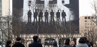 Varias personas caminan cerca del escenario principal para presenciar un concierto gratuito del grupo de K-pop BTS en la plaza Gwanghwamun de Seúl, Corea del Sur. Foto La Hora: EFE