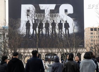 Varias personas caminan cerca del escenario principal para presenciar un concierto gratuito del grupo de K-pop BTS en la plaza Gwanghwamun de Seúl, Corea del Sur. Foto La Hora: EFE