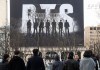 Varias personas caminan cerca del escenario principal para presenciar un concierto gratuito del grupo de K-pop BTS en la plaza Gwanghwamun de Seúl, Corea del Sur. Foto La Hora: EFE