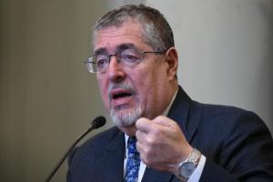 Vehículos en Guatemala no serán afectados por el etanol "porque ya vienen adecuados", asegura presidente Arévalo