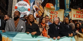 Personas se manifiestan sosteniendo carteles durante la protesta "No Kings". contra Donald Trump en Nueva York Foto La Hora: EFE