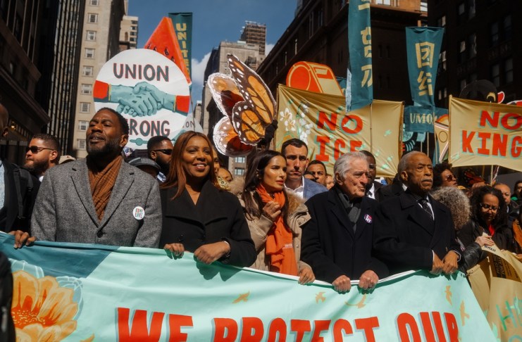Personas se manifiestan sosteniendo carteles durante la protesta "No Kings". contra Donald Trump en Nueva York Foto La Hora: EFE