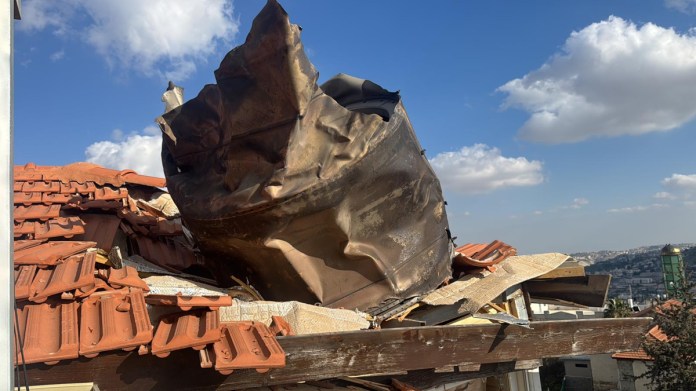 Archivo de fragmentos de un misil iraní interceptado que cayó sobre Jerusalén. Foto La Hora: EFE