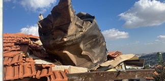 Archivo de fragmentos de un misil iraní interceptado que cayó sobre Jerusalén. Foto La Hora: EFE