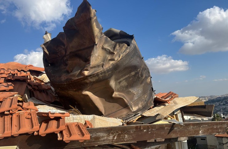 Archivo de fragmentos de un misil iraní interceptado que cayó sobre Jerusalén. Foto La Hora: EFE