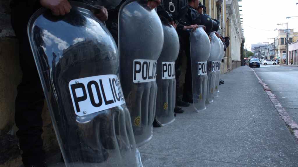 La Policía Nacional Civil (PNC) identificó a supuestos manifestantes que llegaron al Congreso con mascarillas y placas tapadas.