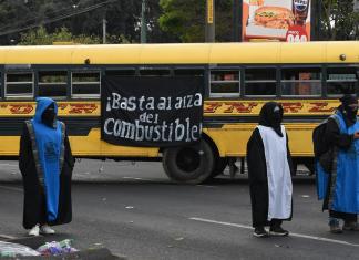 La 32 calle de la Avenida Petapa ha sido bloqueada en ambos sentido por un grupo de encapuchados de la Universidad de San Carlos. Foto La Hora: José Orozco