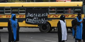 Bloqueo en la avenida Petapa por encapuchados de la Usac complica el tránsito La 32 calle de la Avenida Petapa ha sido bloqueada en ambos sentido por un grupo de encapuchados de la Universidad de San Carlos. Foto La Hora: José Orozco