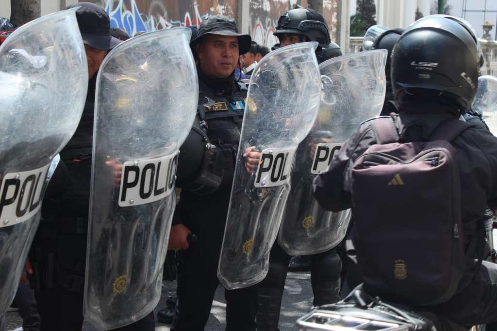 Antimotines resguardan el Palacio Legislativo. Foto La Hora: Kenneth Jordán
