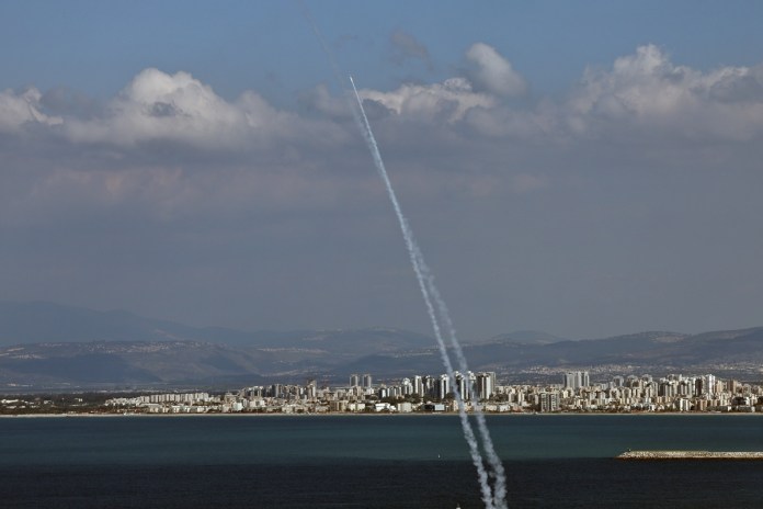 Irán continúa con ataques de represalia contra Israel y los países del Golfo