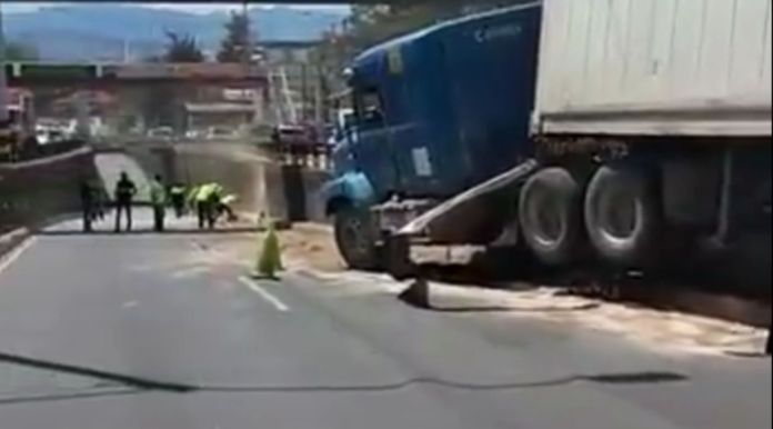 El cabezal colisionó contra baranda metálica de contención en ingreso al viaducto Atlántida del kilómetro 4.8 de la zona 18 en dirección al sur. Foto La Hora: captura de pantalla: A. Montejo.