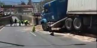 El cabezal colisionó contra baranda metálica de contención en ingreso al viaducto Atlántida del kilómetro 4.8 de la zona 18 en dirección al sur. Foto La Hora: captura de pantalla: A. Montejo.
