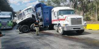 Múltiple colisión entre unidades de transporte pesado en la subida de Villalobos, Villa Nueva: Foto: PMT de Villa Nueva