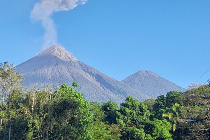 Actividad y retumbos registrados del volcán de Fuego. Foto La Hora: Conred