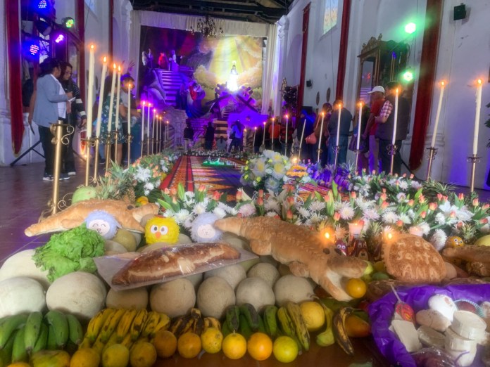 Alfombra para la procesión del Jesús Nazareno de la Dulce Mirada. Foto La Hora: Cortesía