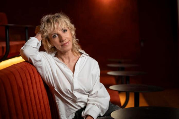 La cantante Ana Torroja posa durante una entrevista con EFE en la sala X de Madrid. Nunca antes se había implicado tan directamente en la composición y letras de un álbum como en 'Se ha acabado el show', del que habla con EFE y que incluye canciones como 'La maleta', en la que canta sobre el final de Mecano: 