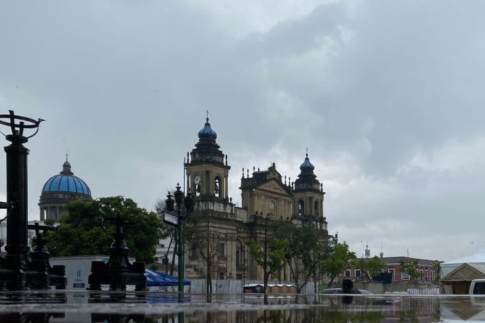 Archivo de lluvias por ingreso de frente frío en el Centro Histórico. Foto La Hora: Jose Orozco