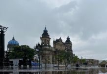 Archivo de lluvias por ingreso de frente frío en el Centro Histórico. Foto La Hora: Jose Orozco
