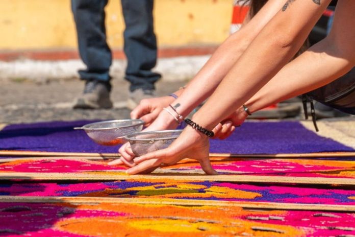 Archivo de realización de una alfombra de aserrín en Antigua Guatemala. Foto La Hora: Minex