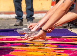 Archivo de realización de una alfombra de aserrín en Antigua Guatemala. Foto La Hora: Minex