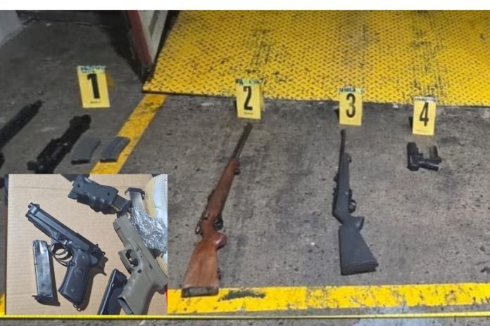 Las armas que provenían de Estados Unidos en un furgón tenían como destino el vecino país de Honduras. Foto La Hora: Mingob