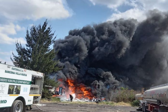 Emergencia en Villa Nueva: incendio de grandes proporciones afecta depósito de vehículos. Foto La Hora: PMT de Villa Nueva.