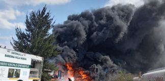 Emergencia en Villa Nueva: incendio de grandes proporciones afecta depósito de vehículos. Foto La Hora: PMT de Villa Nueva.